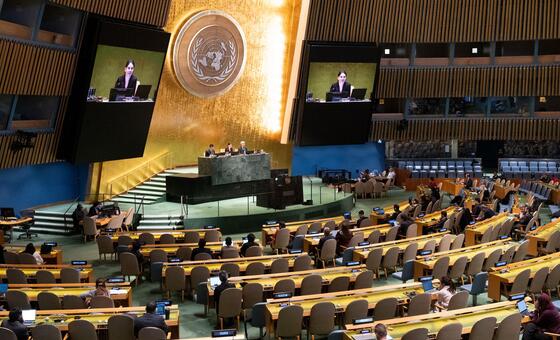 联合国大会主席安娜莱娜·贝尔伯克（屏幕上）主持了一场关于体育促进发展与和平的会议。